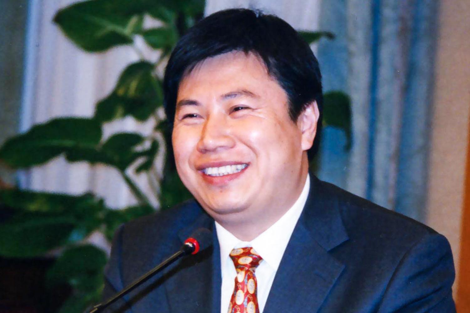 Dr. Wu, a well-known expert in laser research