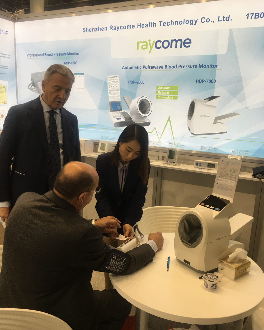 A Raycome staff showing clients how to use Raycome BP machines