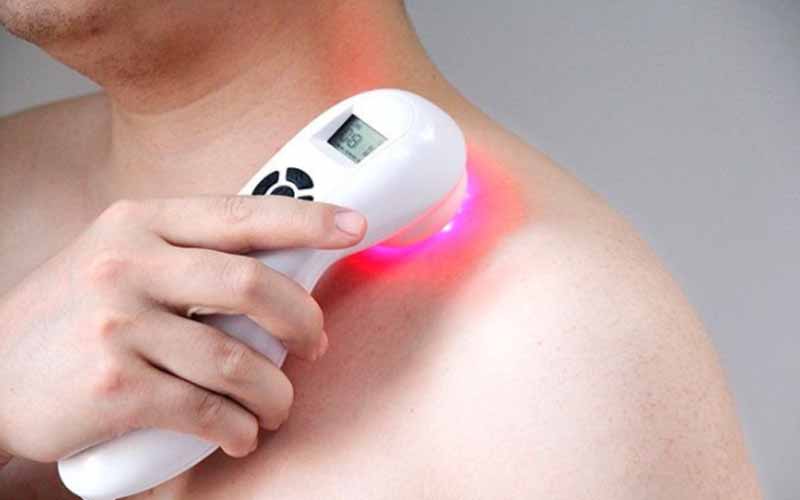 A- man-using-a-cold-laser-therapy-device-on-his-shoulder