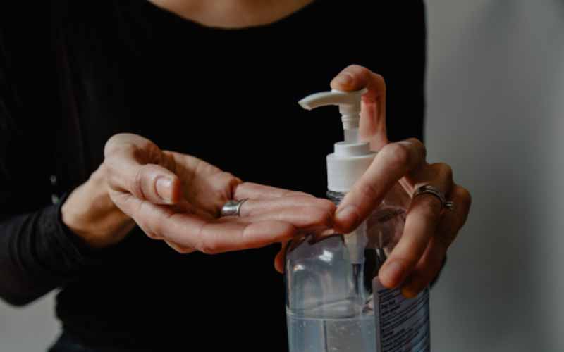 Lady sanitizing her hands